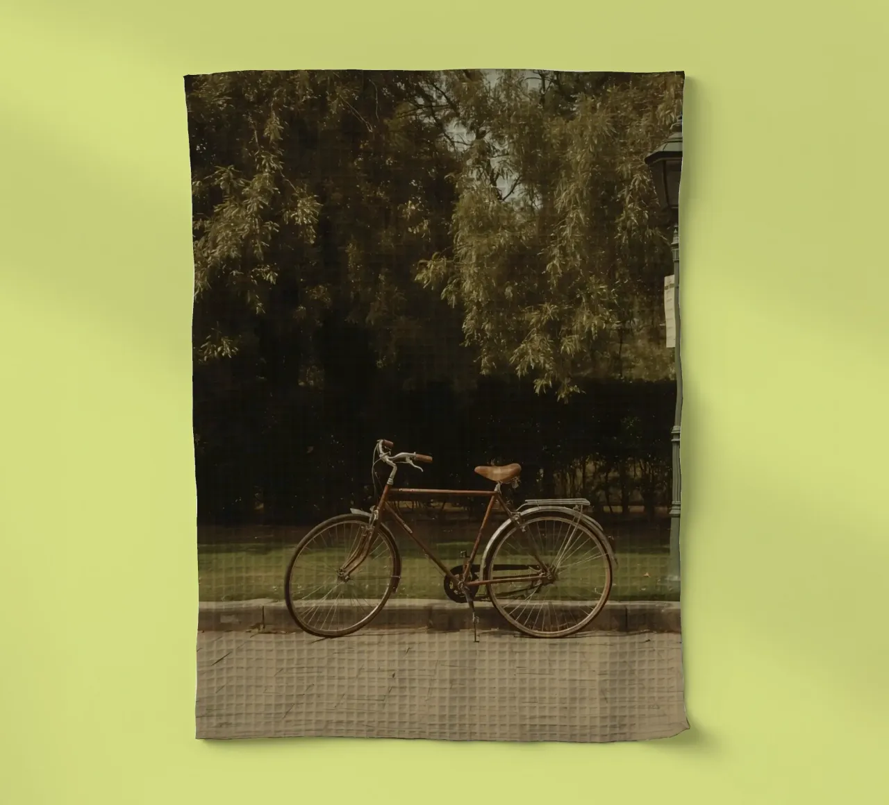 Vélo classique reposant près d'un lampadaire dans un parc verdoyant torchon de DesignDoodle