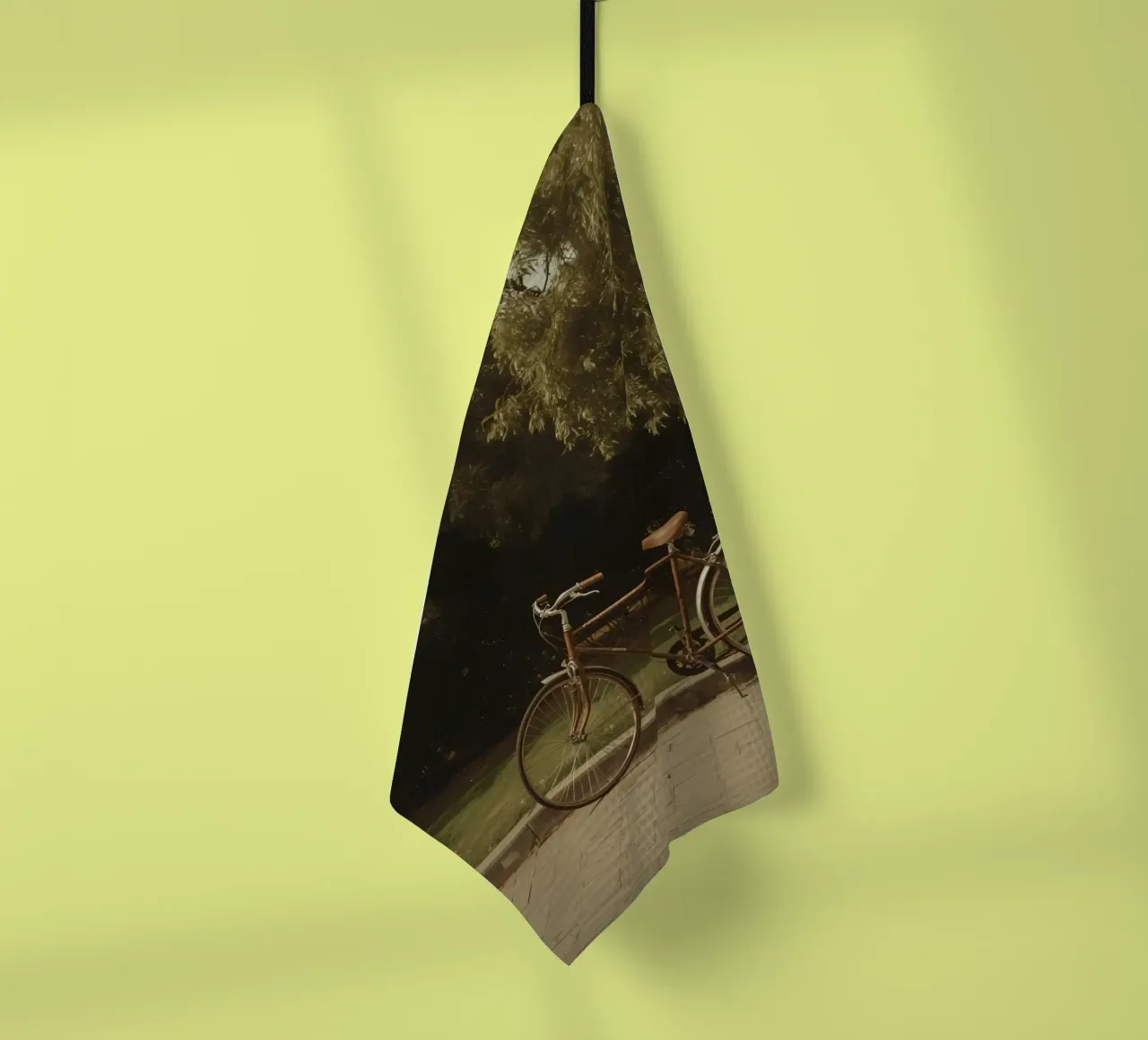 Vélo classique reposant près d'un lampadaire dans un parc verdoyant torchon de DesignDoodle