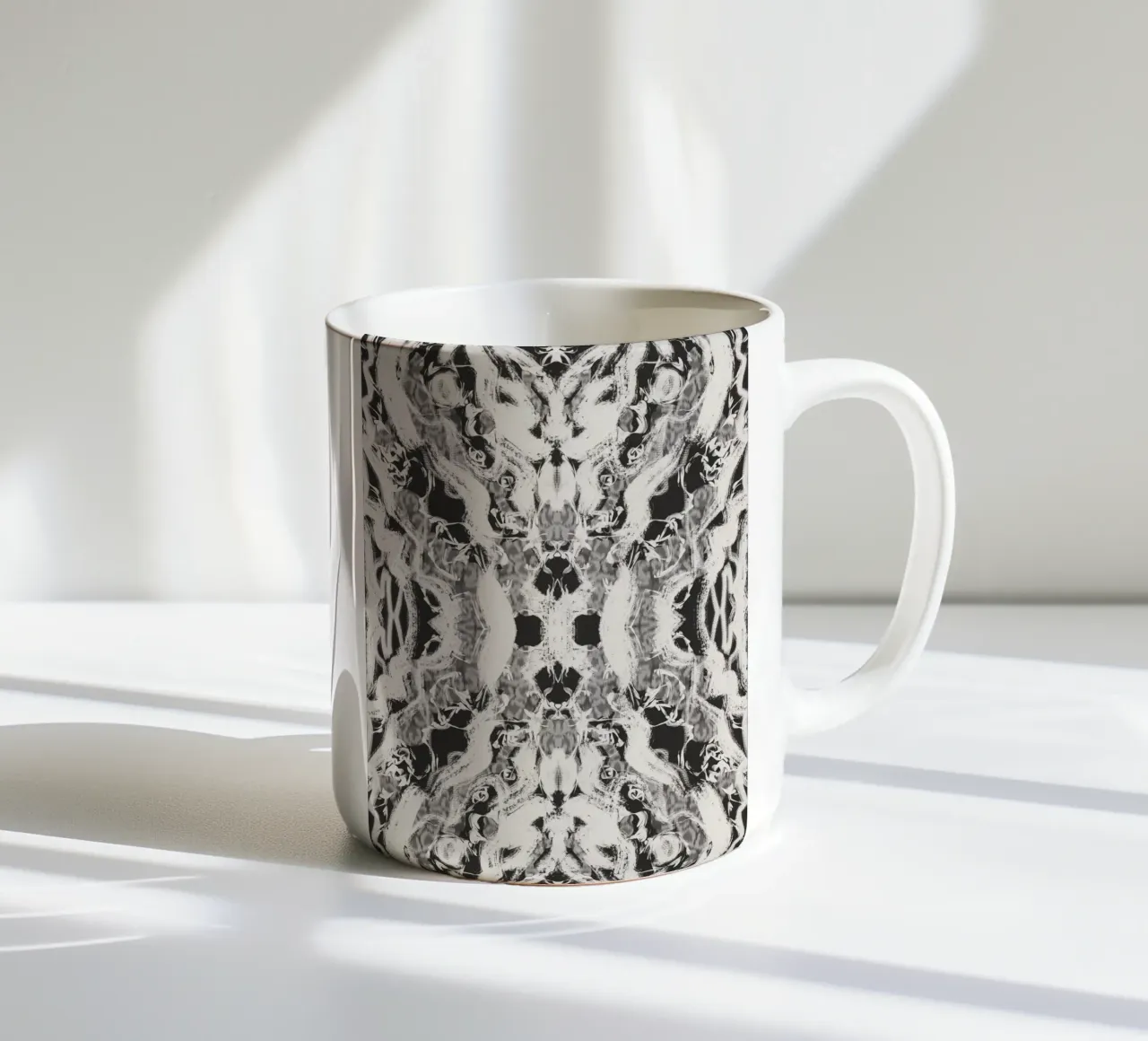 Rorschach 06 in bianco e nero tazza in ceramica da Little Dean