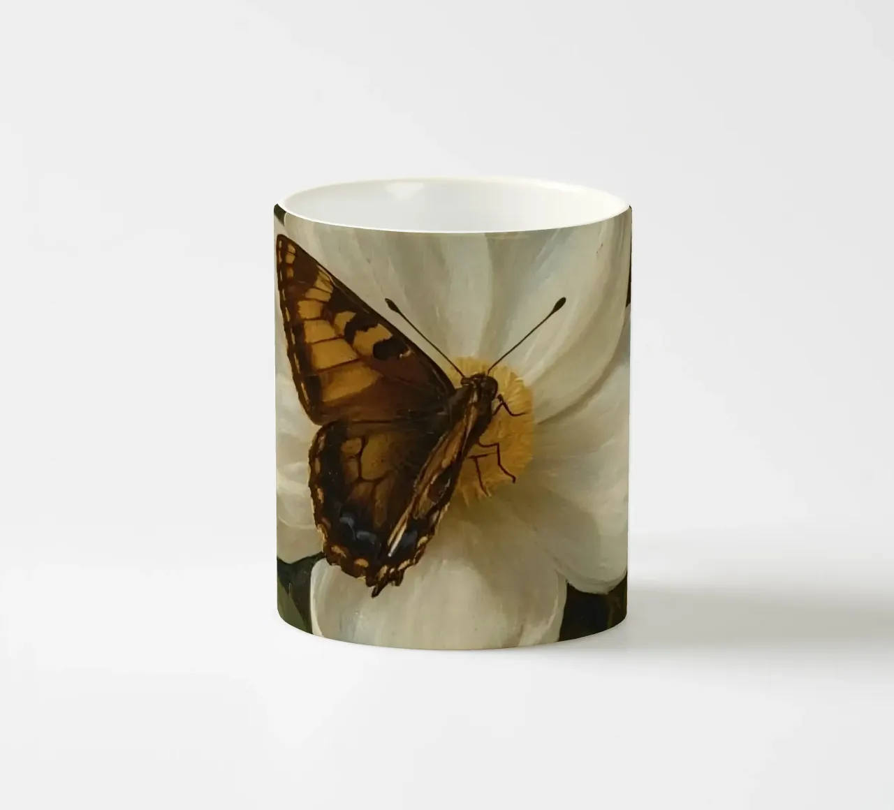 Dipinto a olio di farfalla che si posa su un fiore bianco tazza in ceramica da DesignDoodle