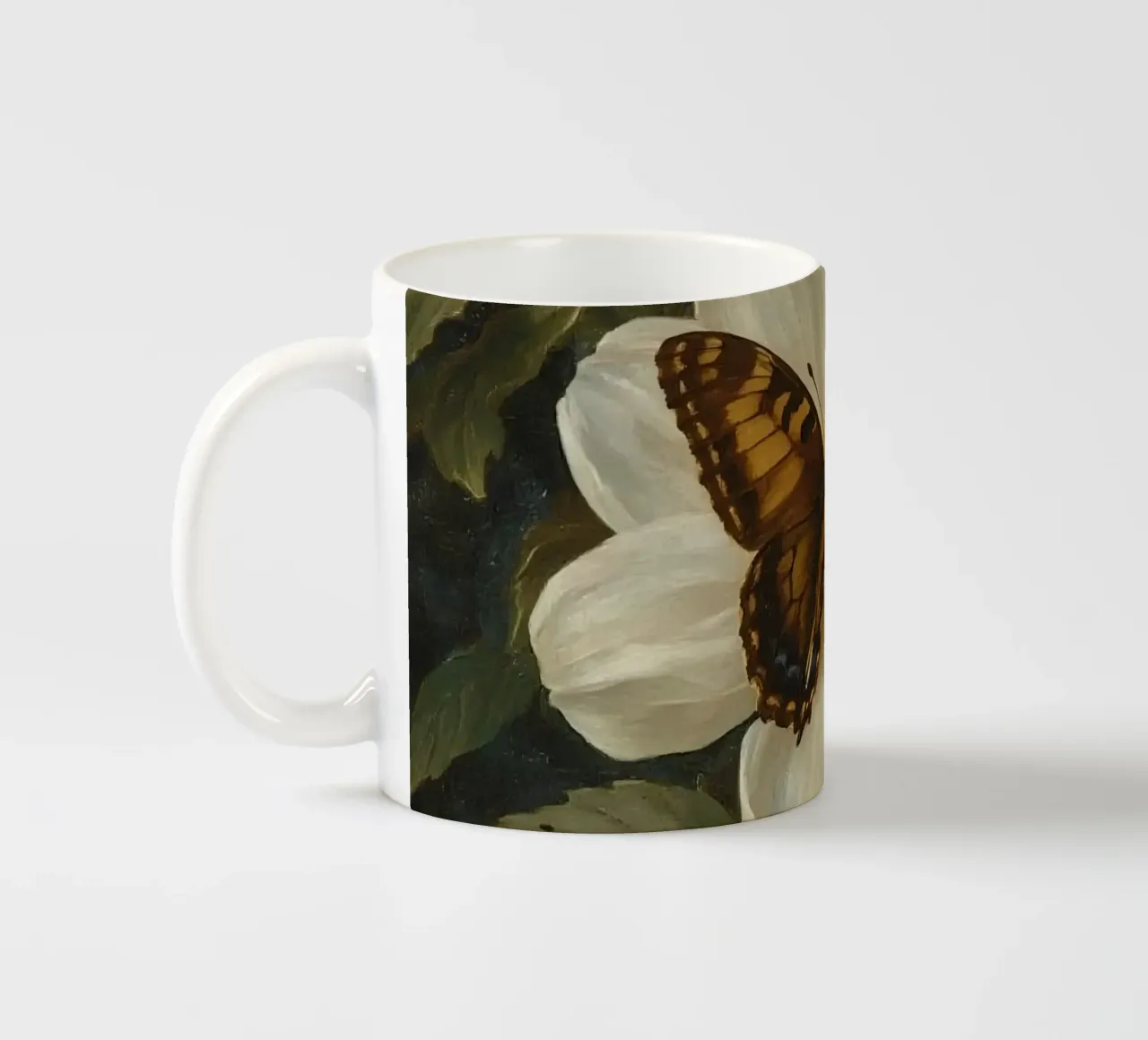 Dipinto a olio di farfalla che si posa su un fiore bianco tazza in ceramica da DesignDoodle