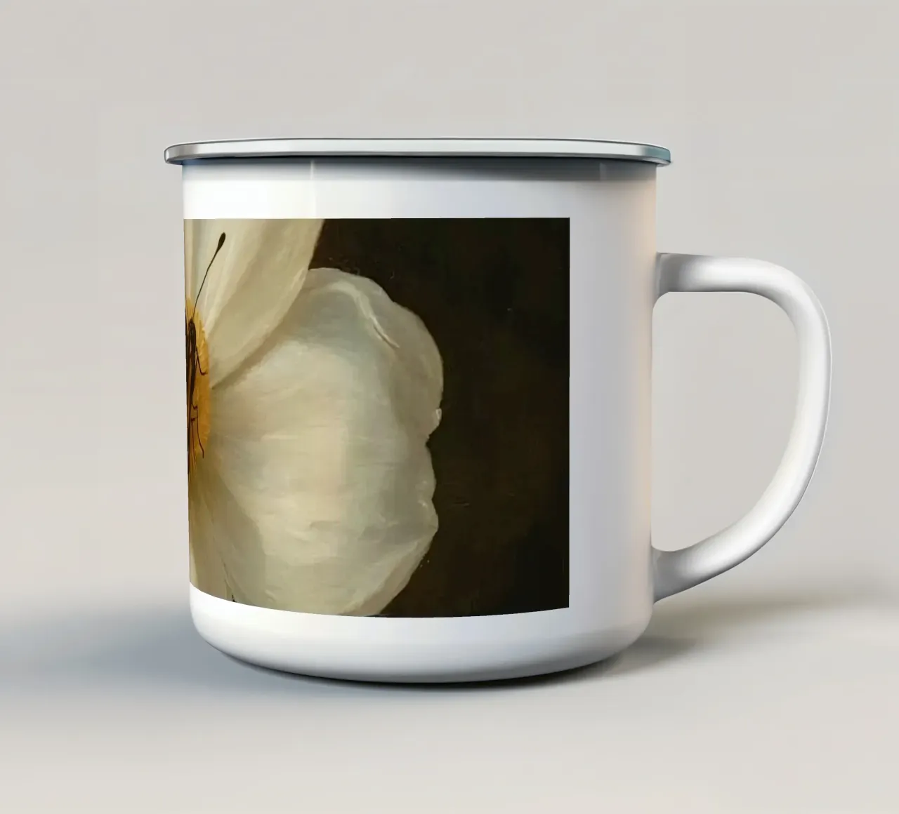 Dipinto a olio di farfalla che si posa su un fiore bianco tazza in smalto da DesignDoodle