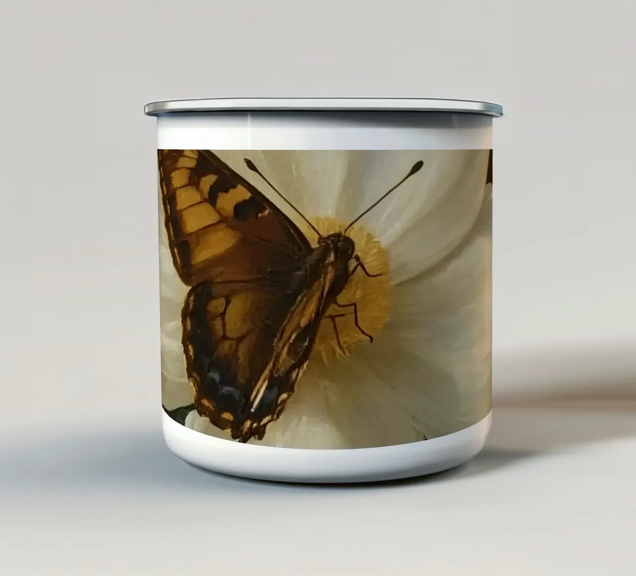 Dipinto a olio di farfalla che si posa su un fiore bianco tazza in smalto da DesignDoodle