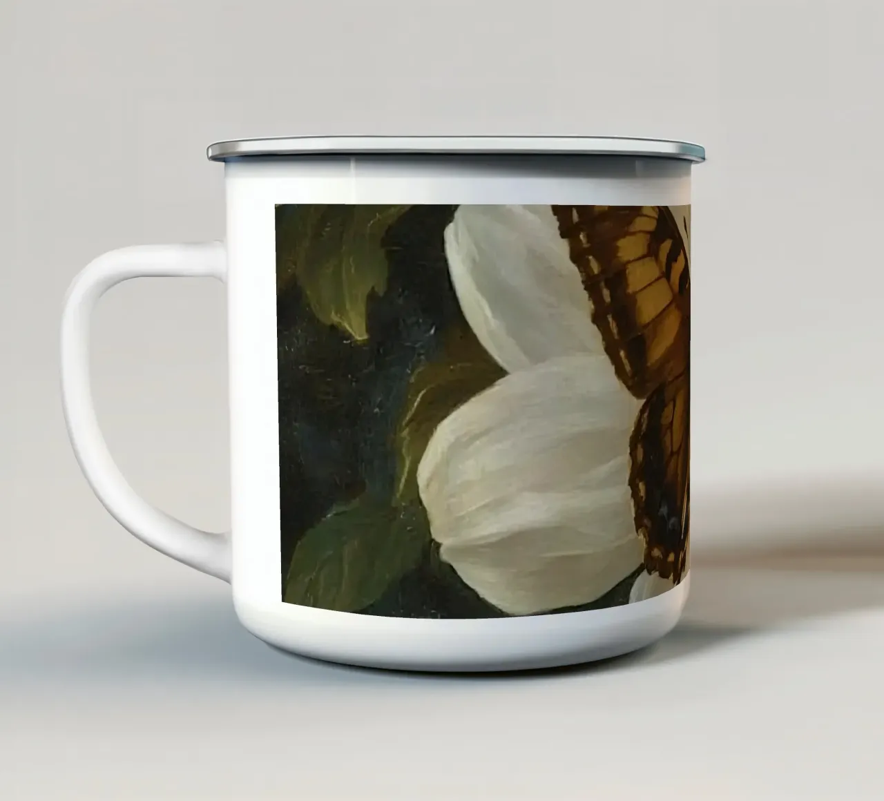 Dipinto a olio di farfalla che si posa su un fiore bianco tazza in smalto da DesignDoodle