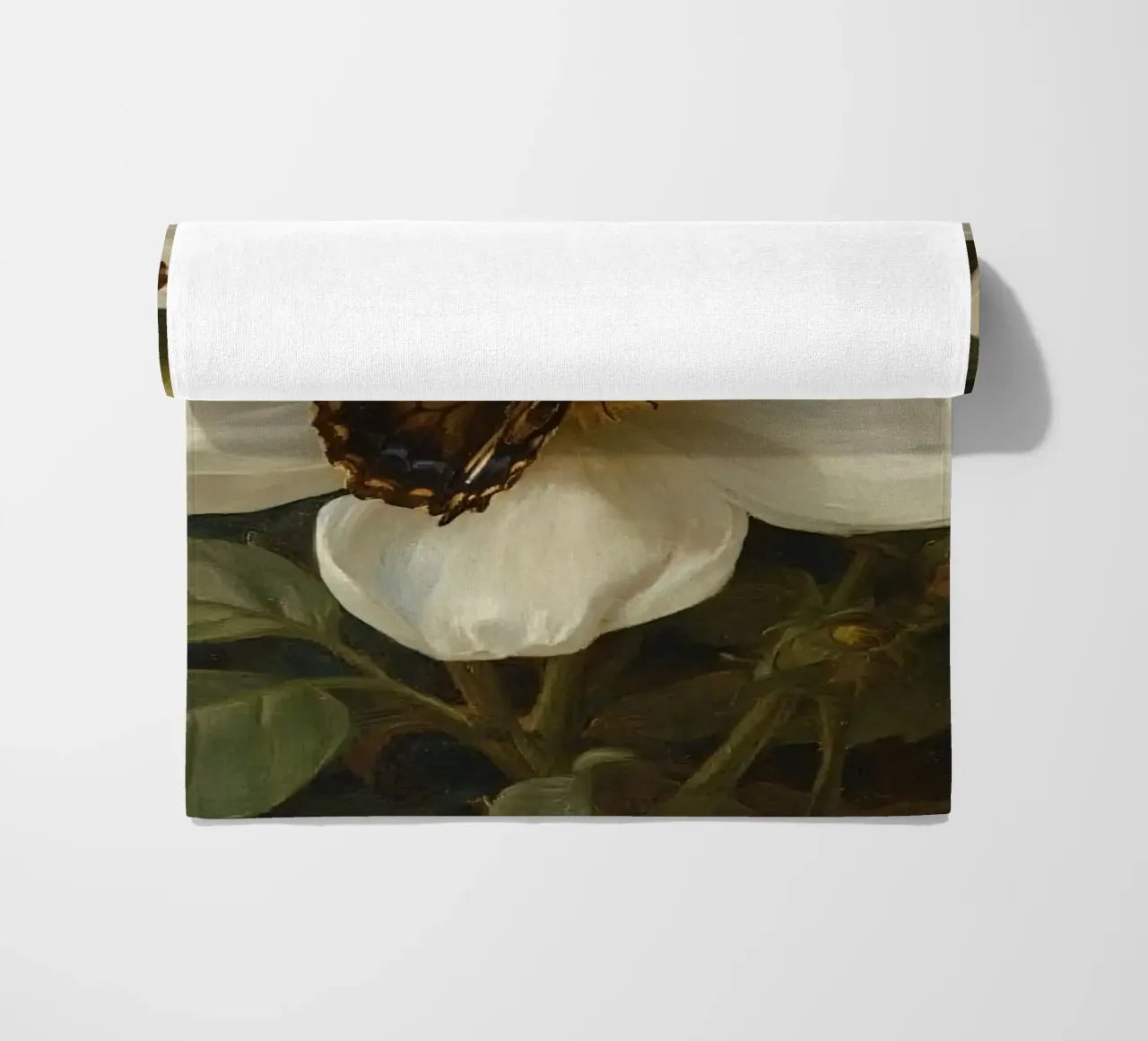Dipinto a olio di farfalla che si posa su un fiore bianco telo mare da DesignDoodle