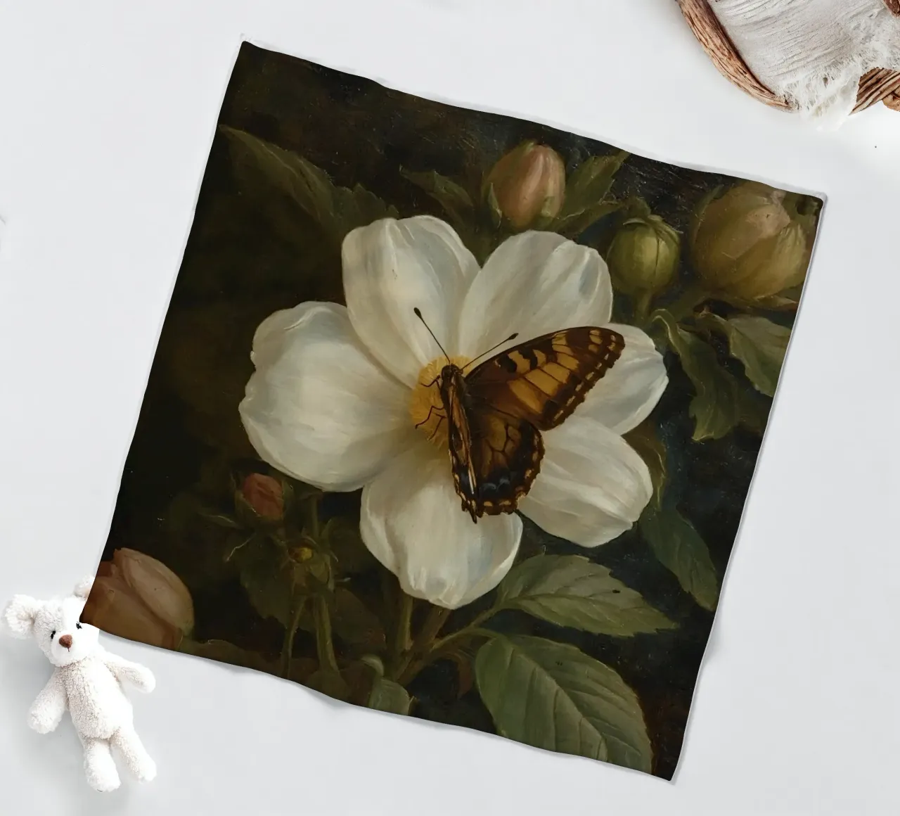 Dipinto a olio di farfalla che si posa su un fiore bianco coperta in pile da DesignDoodle