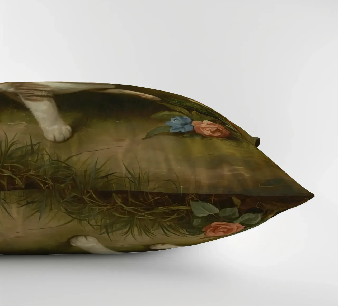 Gatto che passeggia in giardino mentre gioca con una farfalla cuscino da DesignDoodle