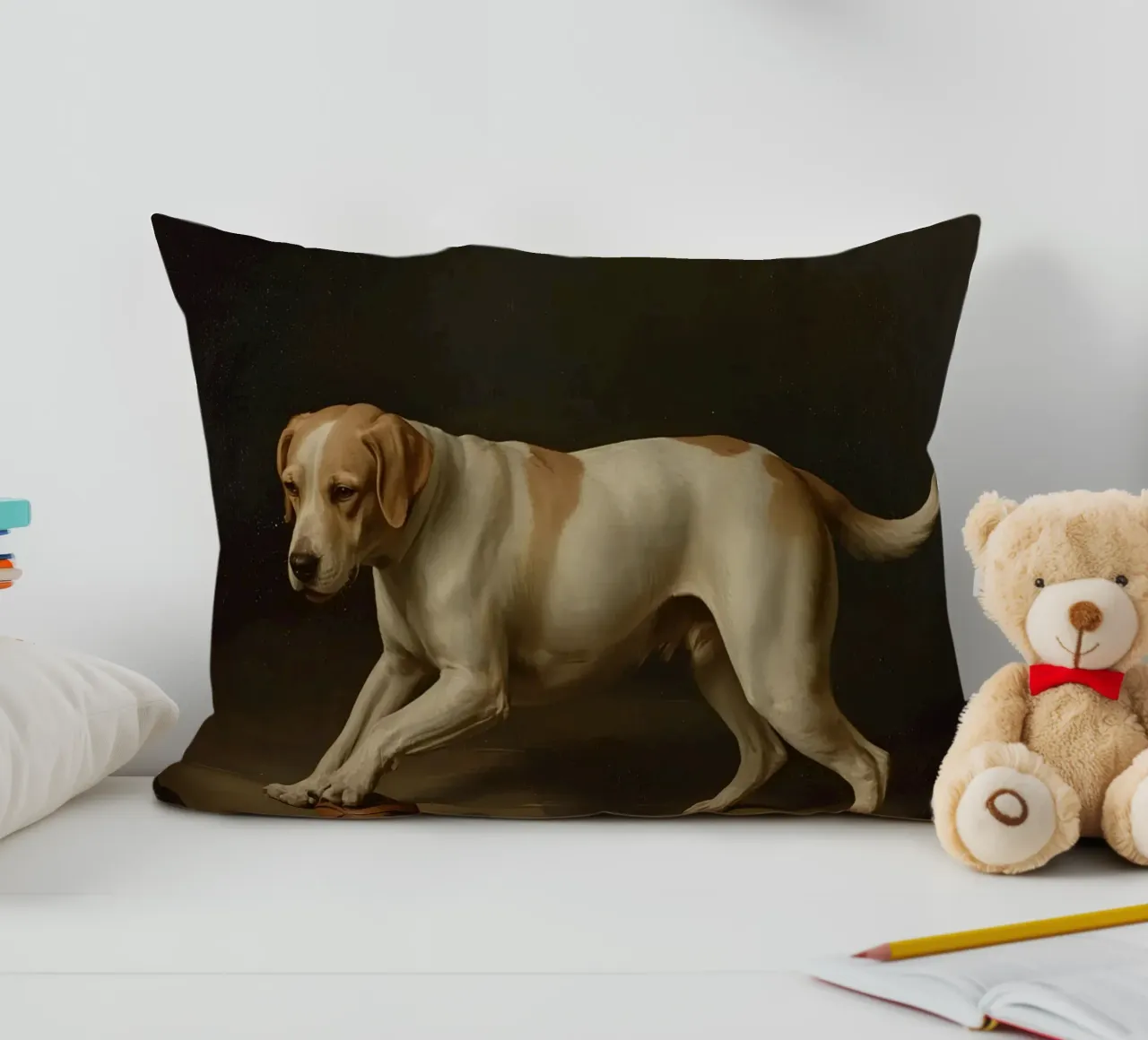 Cane giocoso che interagisce con una palla in una stanza poco illuminata cuscino da DesignDoodle