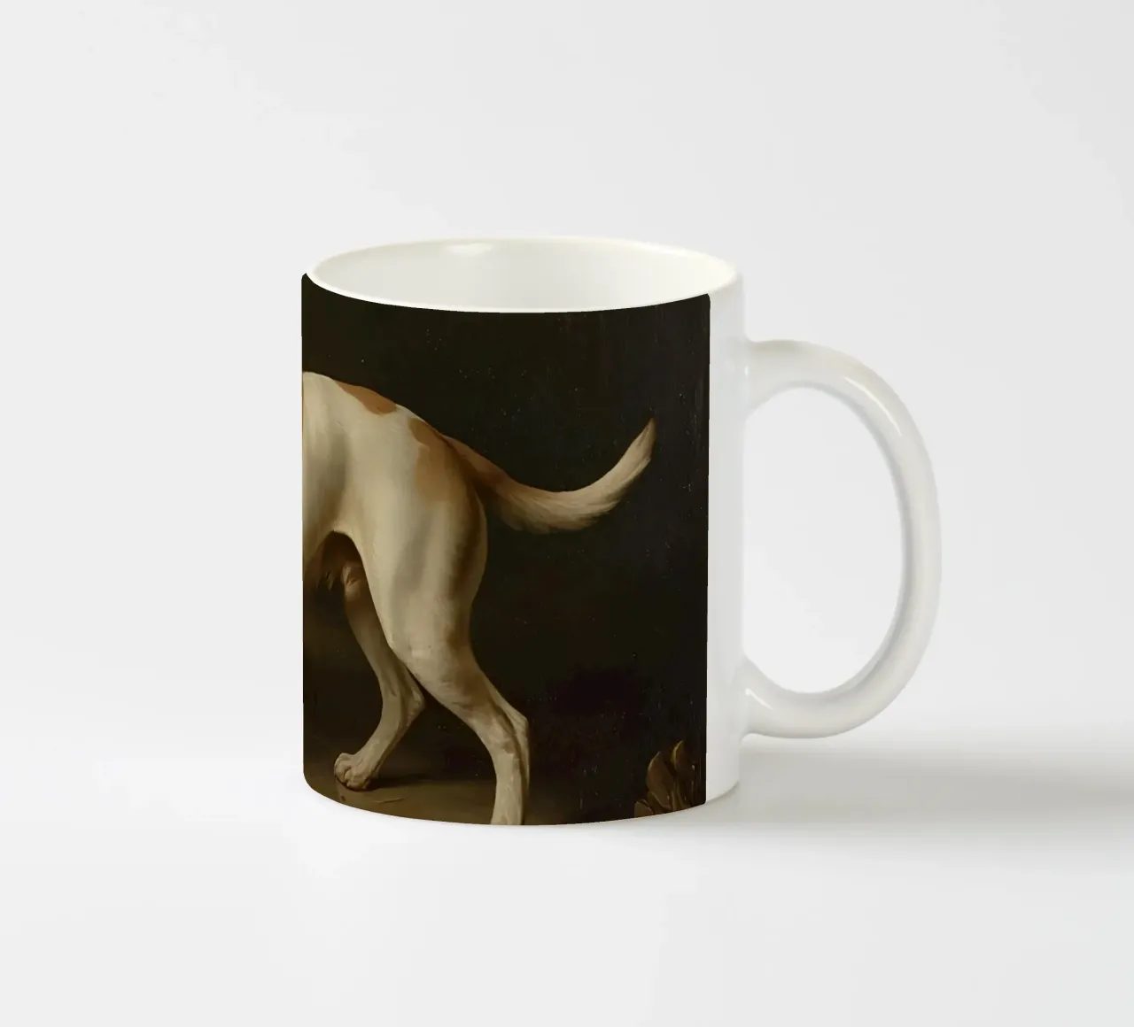 Cane giocoso che interagisce con una palla in una stanza poco illuminata tazza in ceramica da DesignDoodle