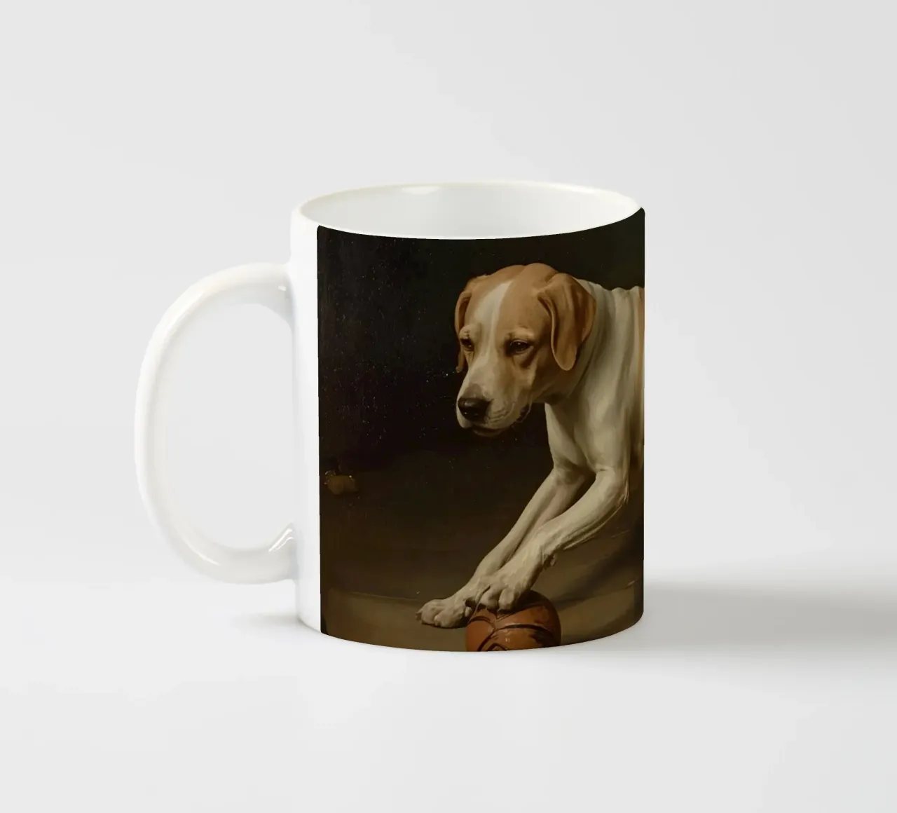 Cane giocoso che interagisce con una palla in una stanza poco illuminata tazza in ceramica da DesignDoodle