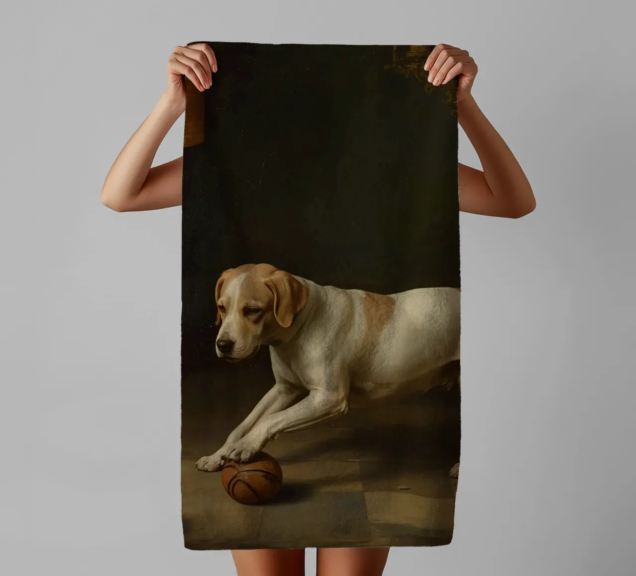 Cane giocoso che interagisce con una palla in una stanza poco illuminata asciugamano da bagno da DesignDoodle