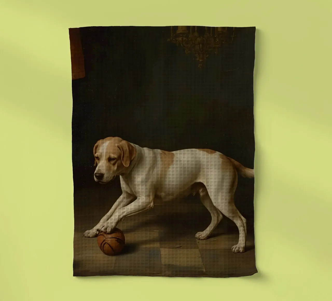 Chien enjoué interagissant avec une balle dans une pièce faiblement éclairée torchon de DesignDoodle