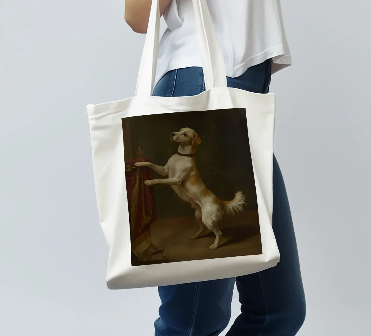 Cane in piedi con le zampe su un tavolo in un ambiente classico borsa in juta da DesignDoodle