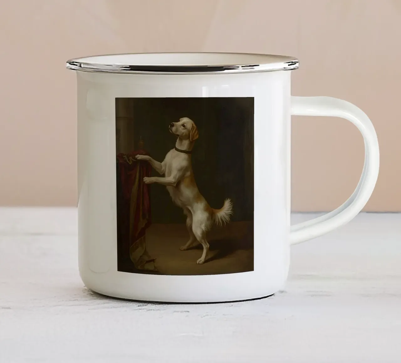 Cane in piedi con le zampe su un tavolo in un ambiente classico tazza in smalto da DesignDoodle