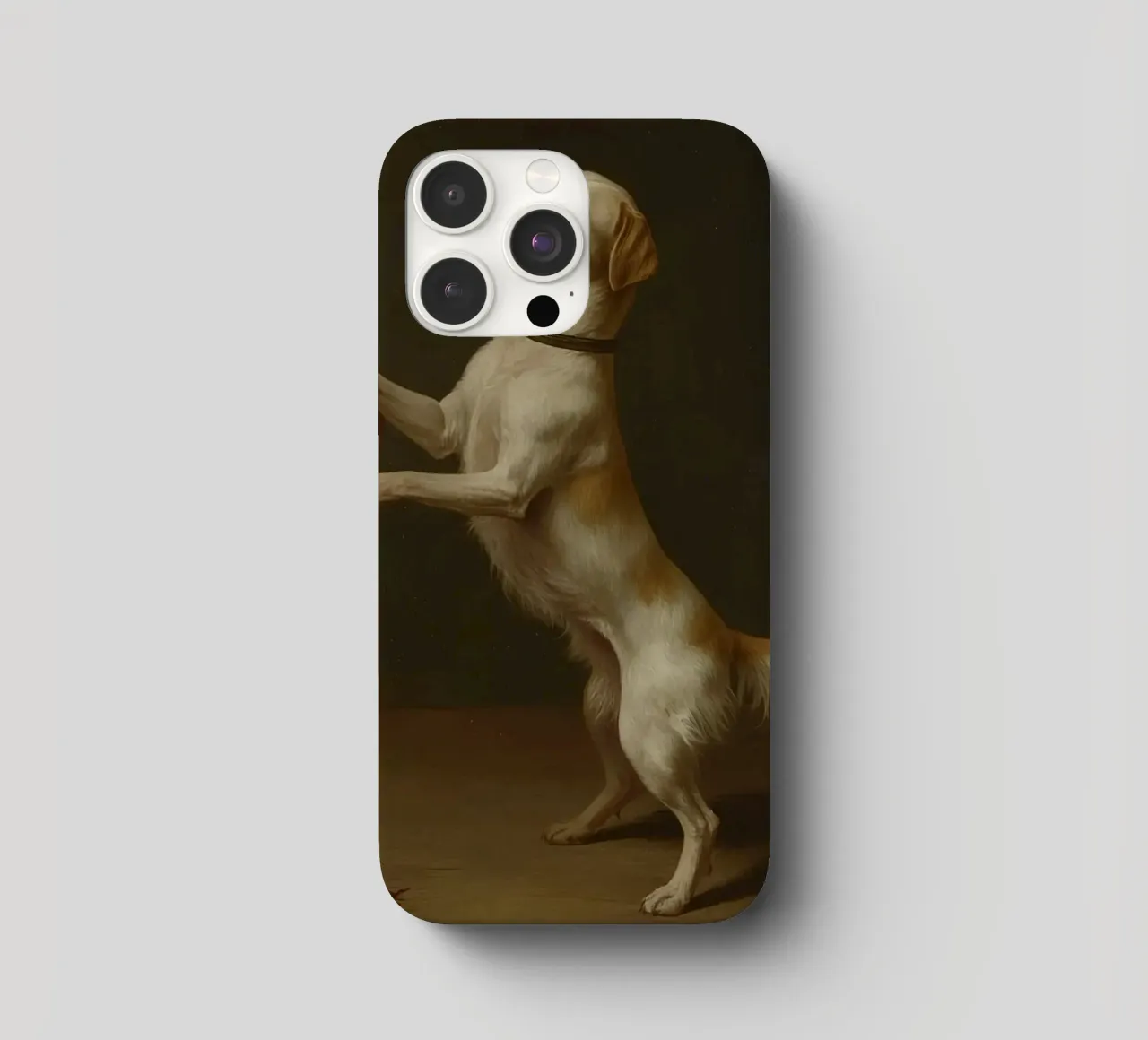 Cane in piedi con le zampe su un tavolo in un ambiente classico cover iphone da DesignDoodle