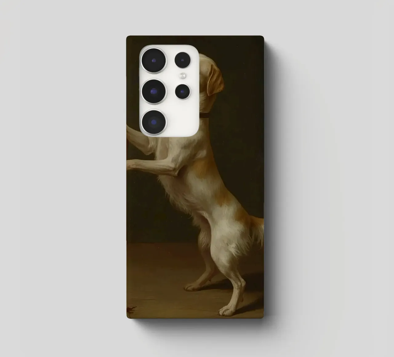 Cane in piedi con le zampe su un tavolo in un ambiente classico cover samsung da DesignDoodle