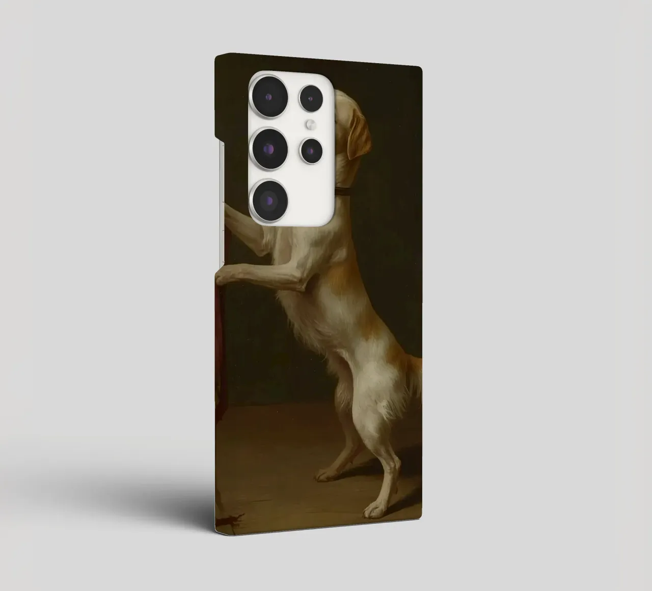 Cane in piedi con le zampe su un tavolo in un ambiente classico cover samsung da DesignDoodle