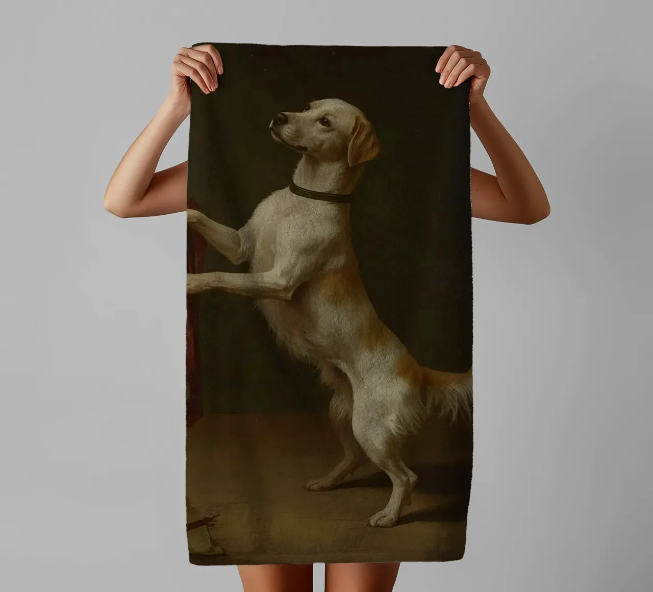 Cane in piedi con le zampe su un tavolo in un ambiente classico asciugamano da bagno da DesignDoodle