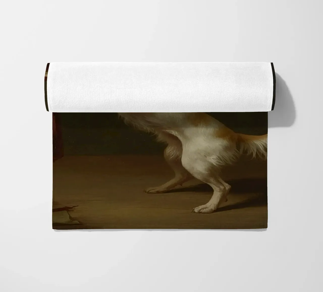 Cane in piedi con le zampe su un tavolo in un ambiente classico telo mare da DesignDoodle