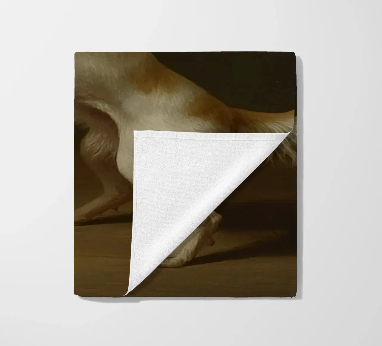 Cane in piedi con le zampe su un tavolo in un ambiente classico telo mare da DesignDoodle