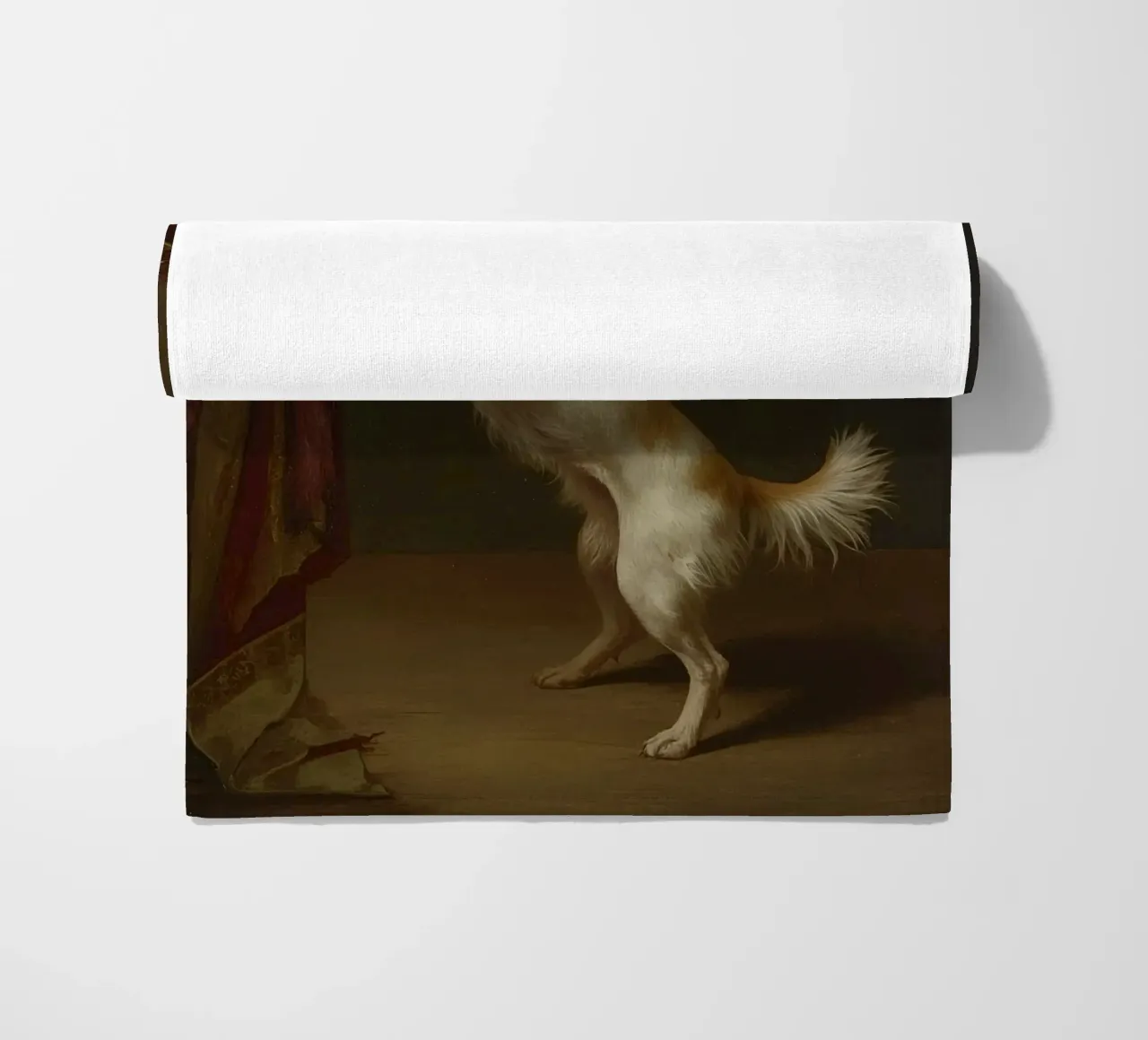 Cane in piedi con le zampe su un tavolo in un ambiente classico telo mare da DesignDoodle