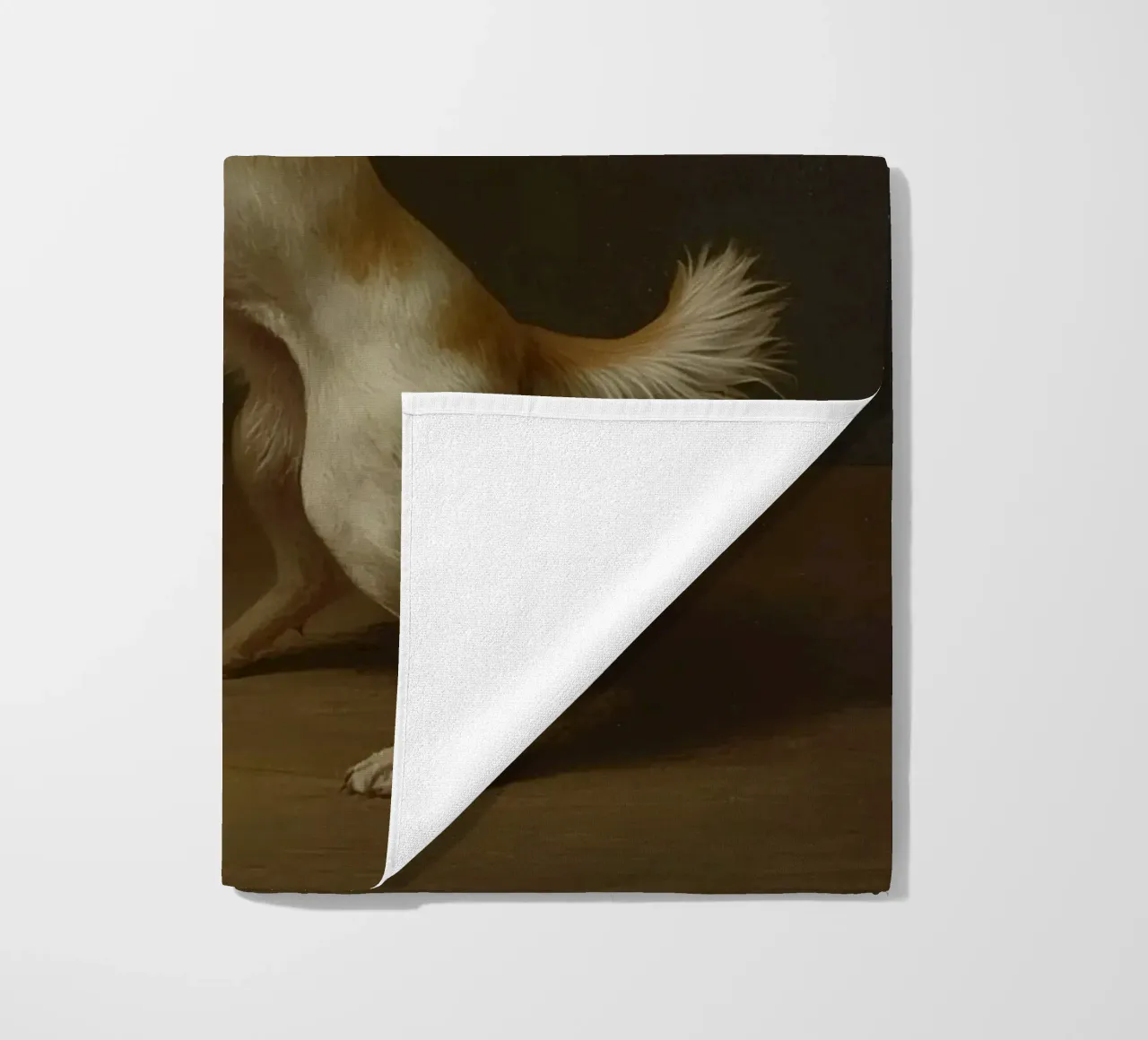 Cane in piedi con le zampe su un tavolo in un ambiente classico telo mare da DesignDoodle