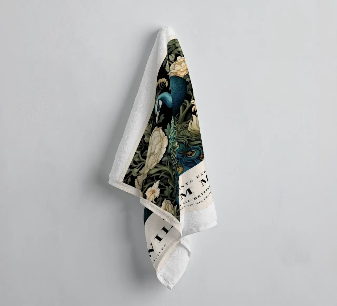 bellissimi pavoni e una flora rigogliosa asciugamano da bagno da Ropech Shop