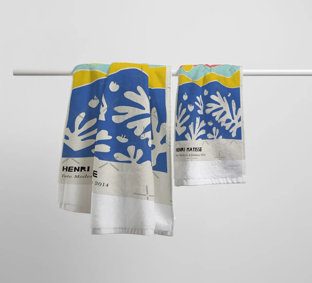 duiven die overdag over de golven vliegen badhanddoek van sazkia art