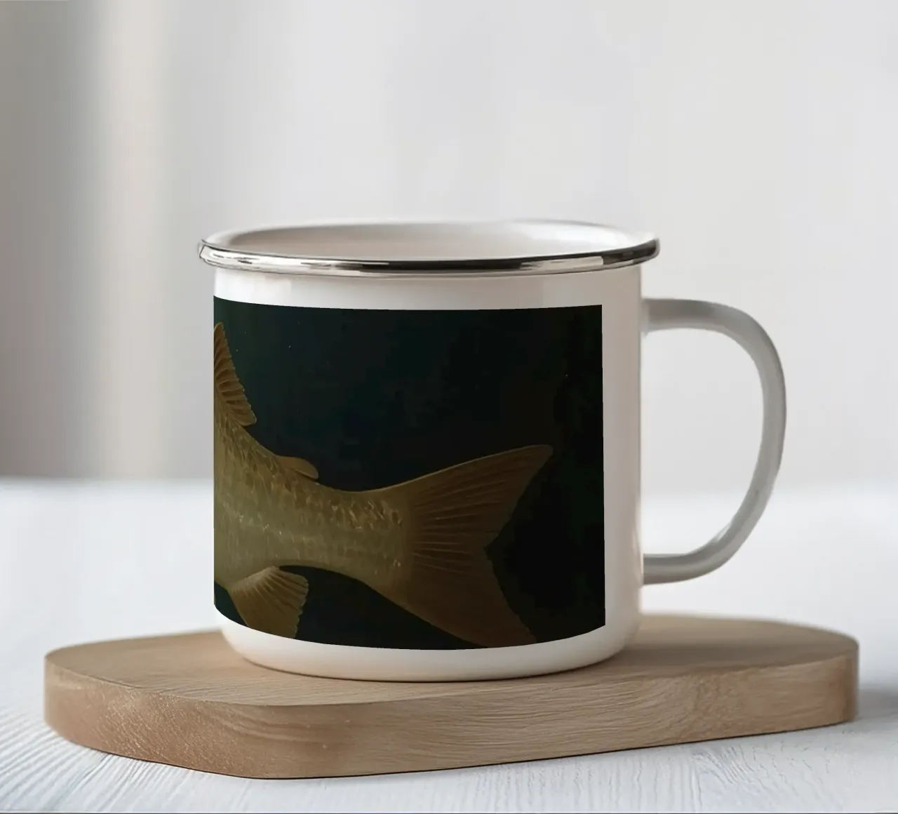 Un pesce di grandi dimensioni nuota con grazia nell'acqua limpida illuminata tazza in smalto da DesignDoodle