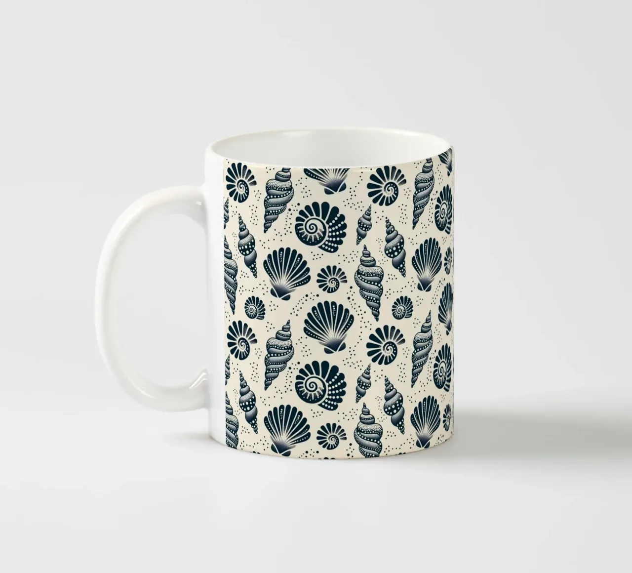 Conchiglie nere e crema tazza in ceramica da SilverPegasus