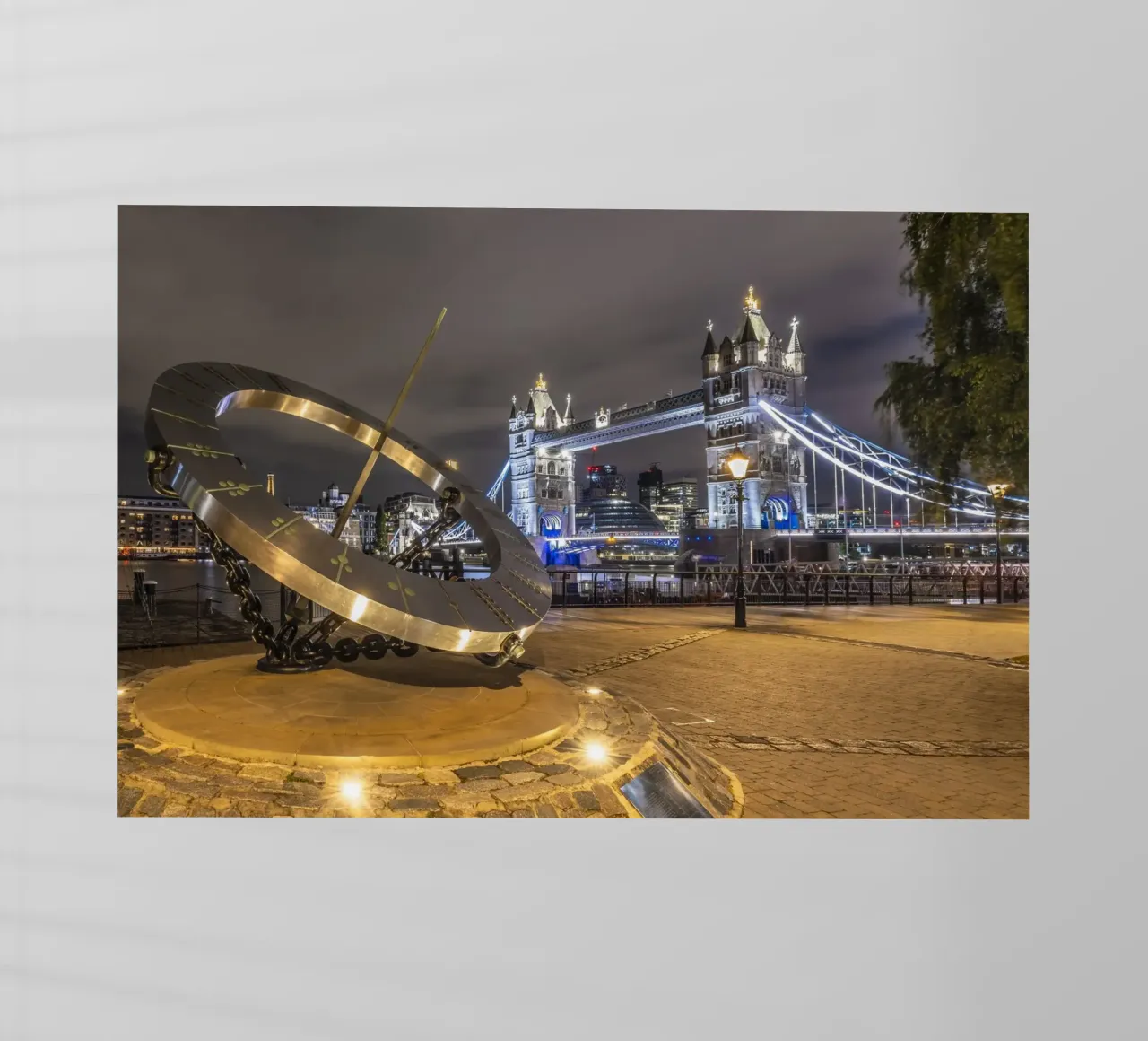 LONDRA Il Tower Bridge in un'esplosione di luci pellicola backlit da Melanie Viola