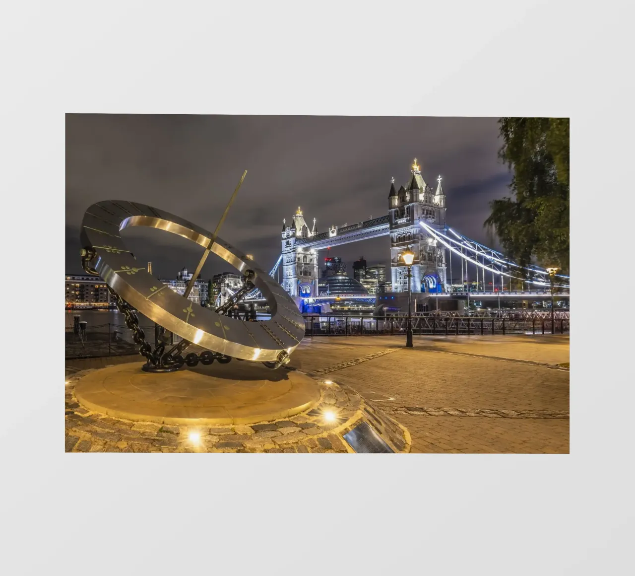 LONDRA Il Tower Bridge in un'esplosione di luci pellicola backlit da Melanie Viola