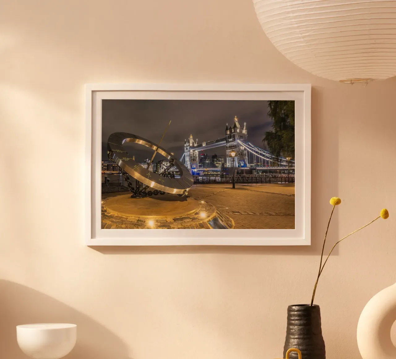 LONDRA Il Tower Bridge in un'esplosione di luci poster con telaio in alluminio da Melanie Viola