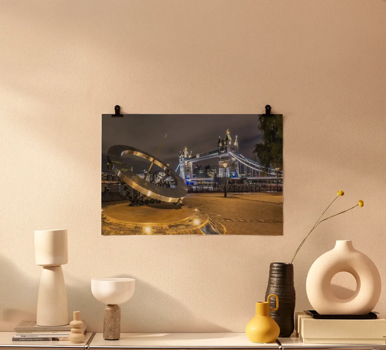 LONDRA Il Tower Bridge in un'esplosione di luci poster con telaio in alluminio da Melanie Viola