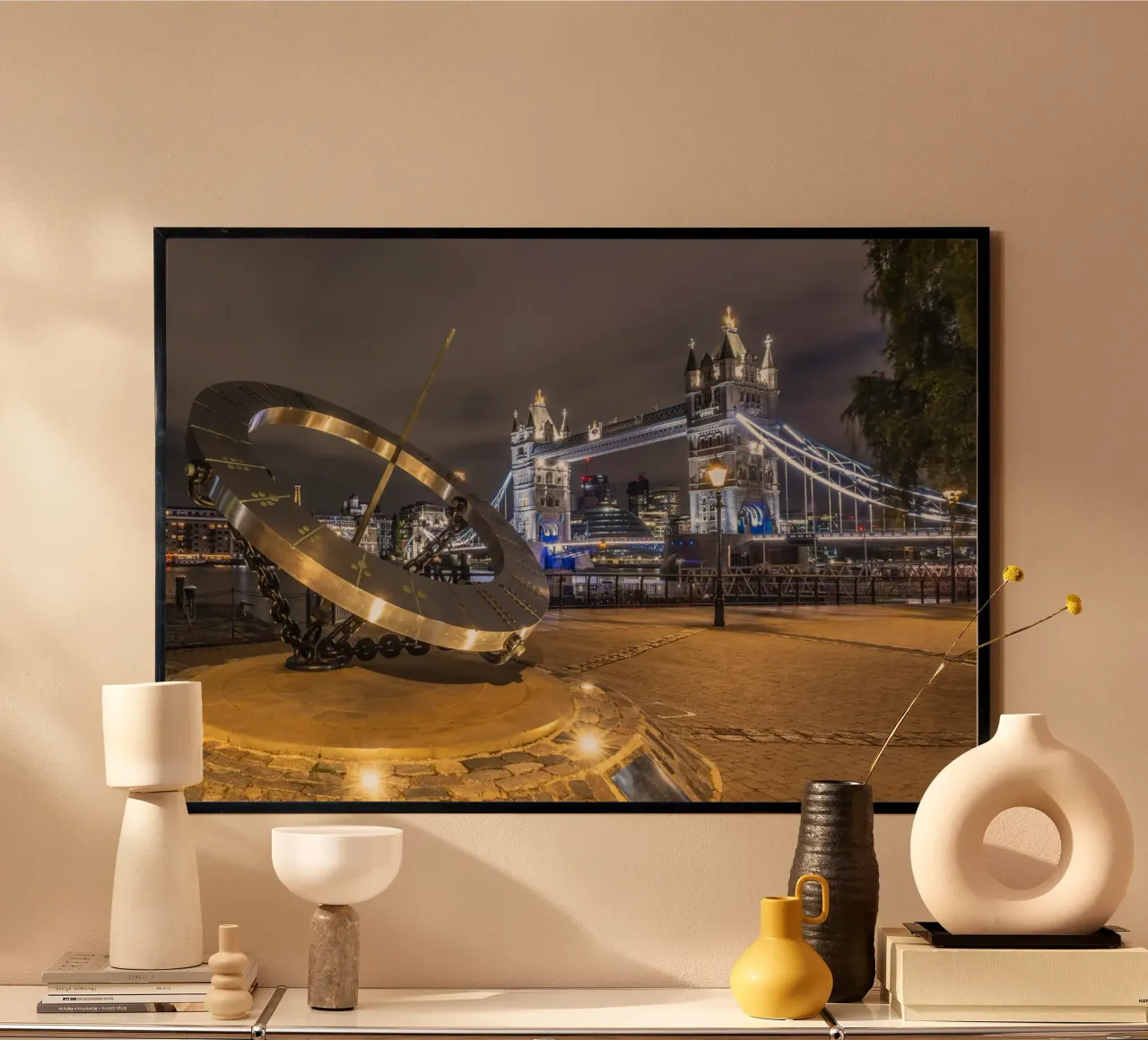 LONDRA Il Tower Bridge in un'esplosione di luci poster con telaio in alluminio da Melanie Viola