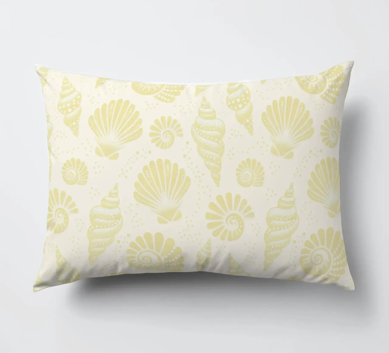 Conchiglie giallo burro cuscino da SilverPegasus