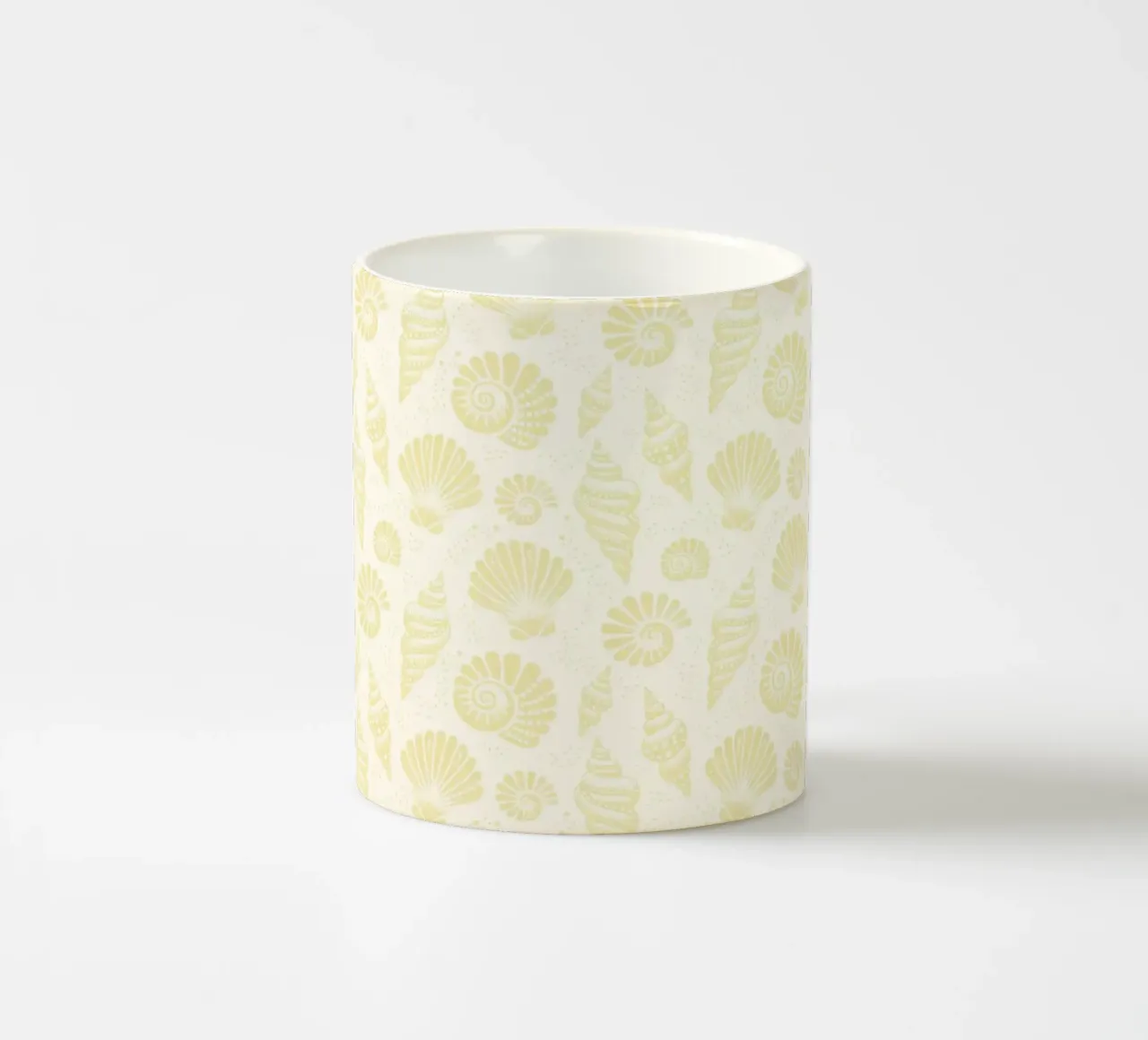 Conchiglie giallo burro tazza in ceramica da SilverPegasus