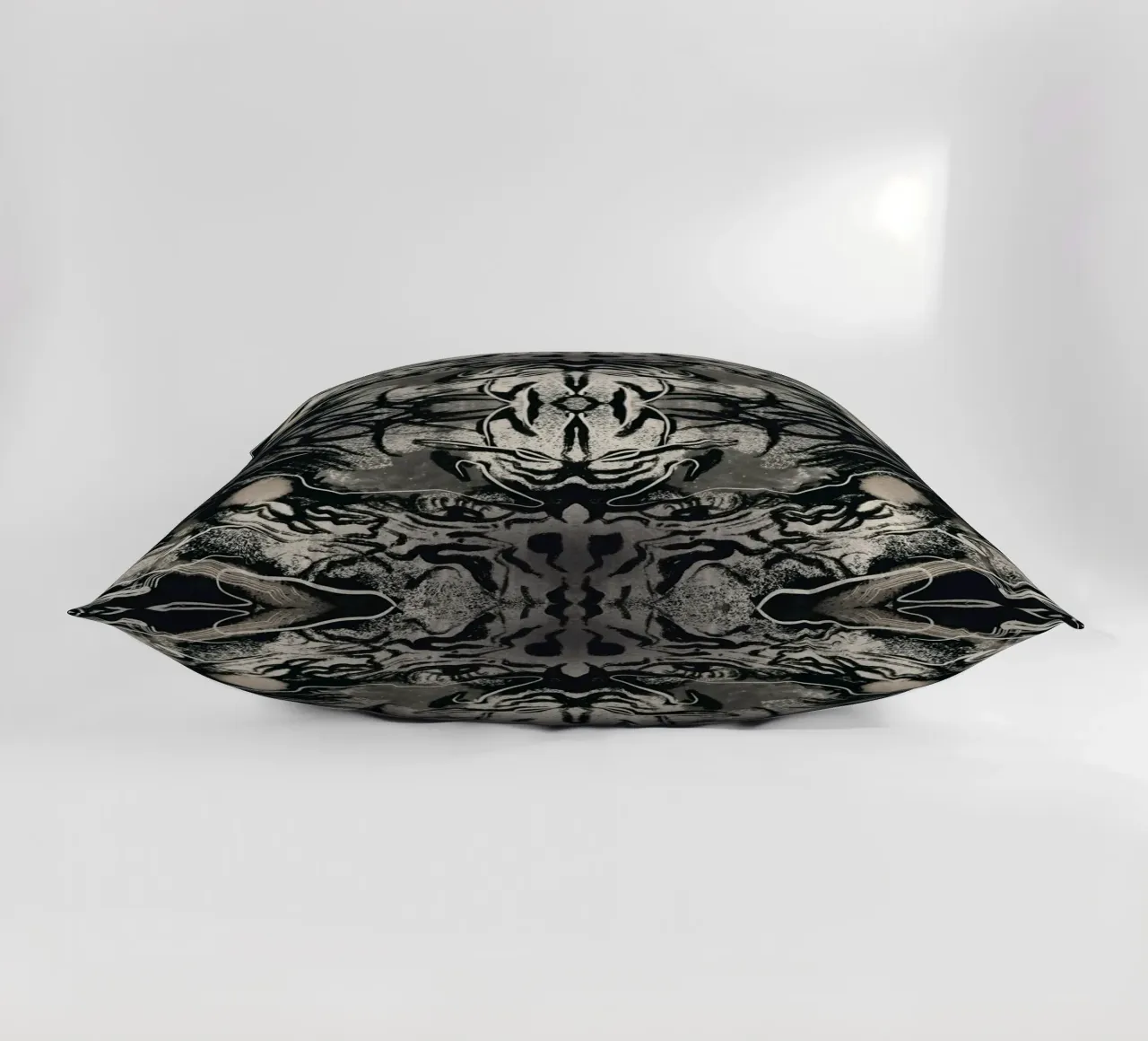 Rorschach 07 in bianco e nero cuscino da Little Dean