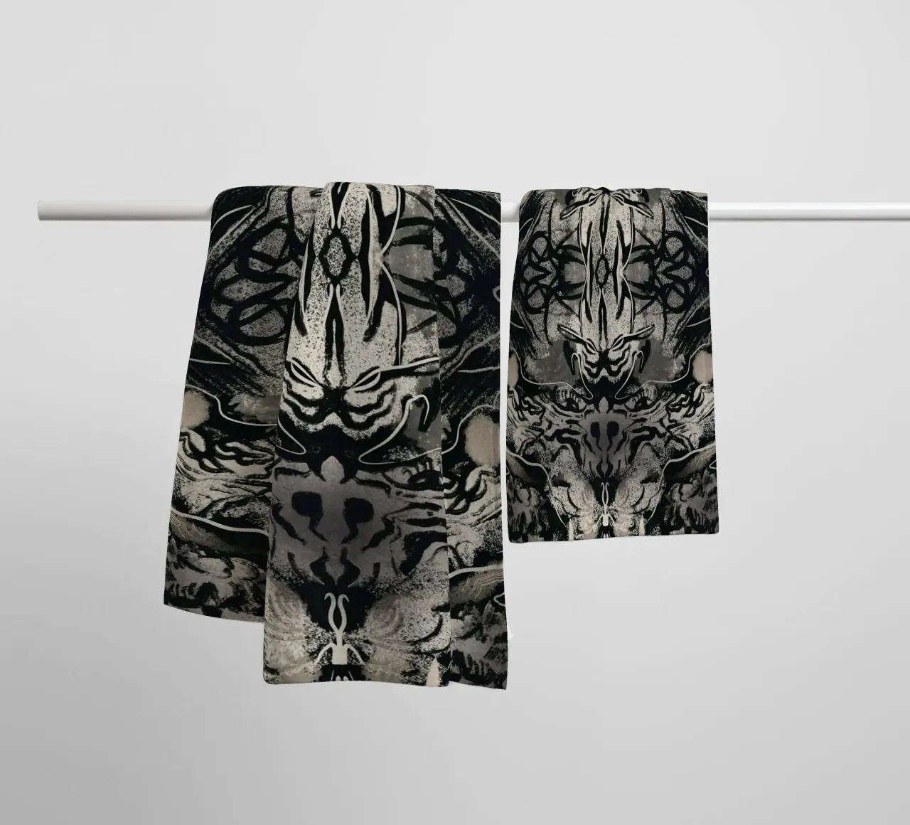 Rorschach 07 in bianco e nero asciugamano da bagno da Little Dean
