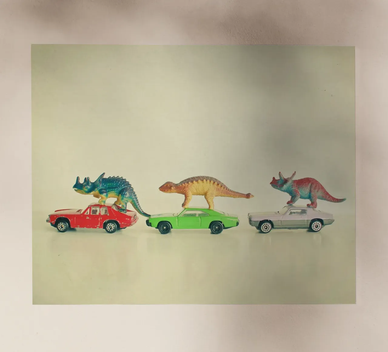 I dinosauri cavalcano le auto pellicola backlit da Cassia Beck Photography
