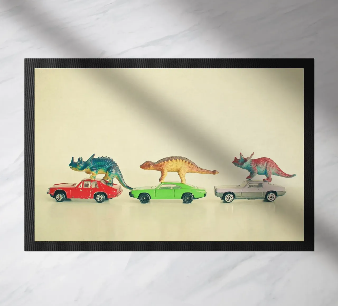 I dinosauri cavalcano le auto zerbino da Cassia Beck Photography