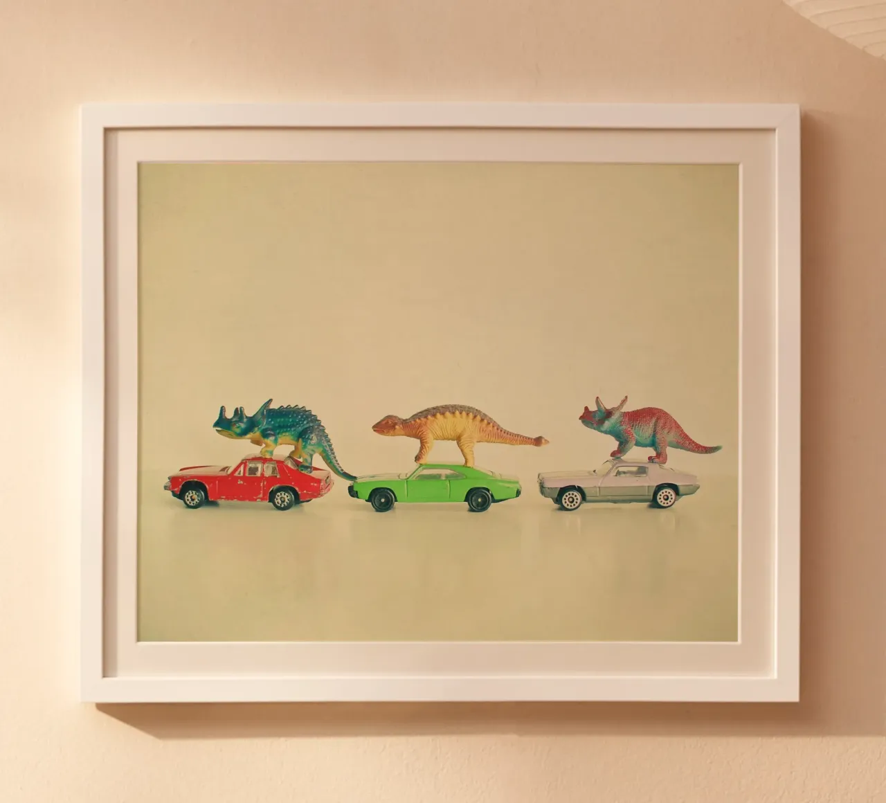 I dinosauri cavalcano le auto carta hahnemühle da Cassia Beck Photography