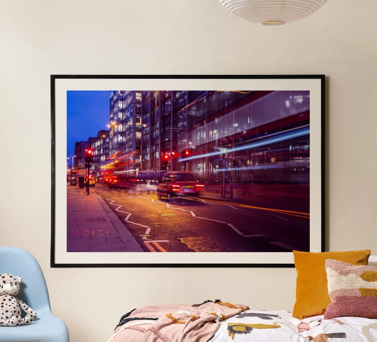 Luci della città in movimento, Londra, Inghilterra poster con telaio in plastica da Wanderlust Vibes