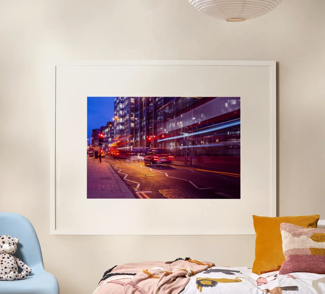 Luci della città in movimento, Londra, Inghilterra poster con telaio in plastica da Wanderlust Vibes