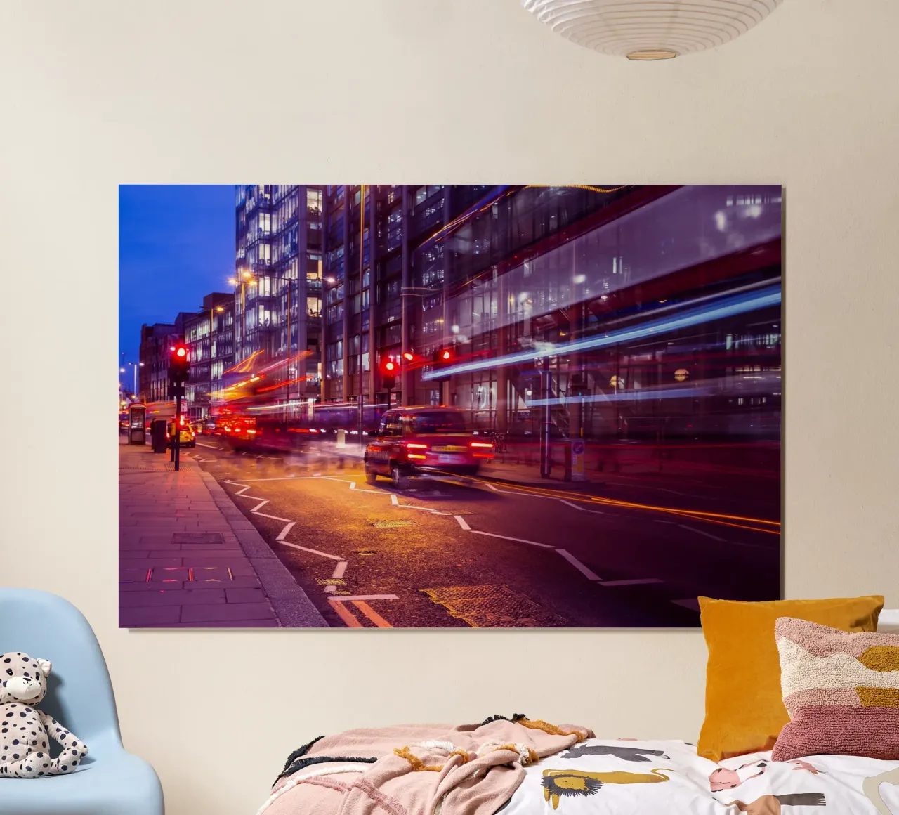 Luci della città in movimento, Londra, Inghilterra poster con telaio in plastica da Wanderlust Vibes