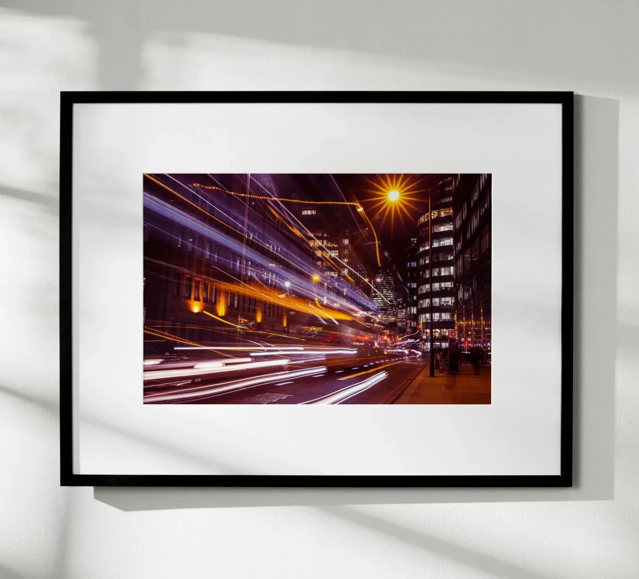 Corsa alla luce della città, Londra poster con telaio in legno da Wanderlust Vibes