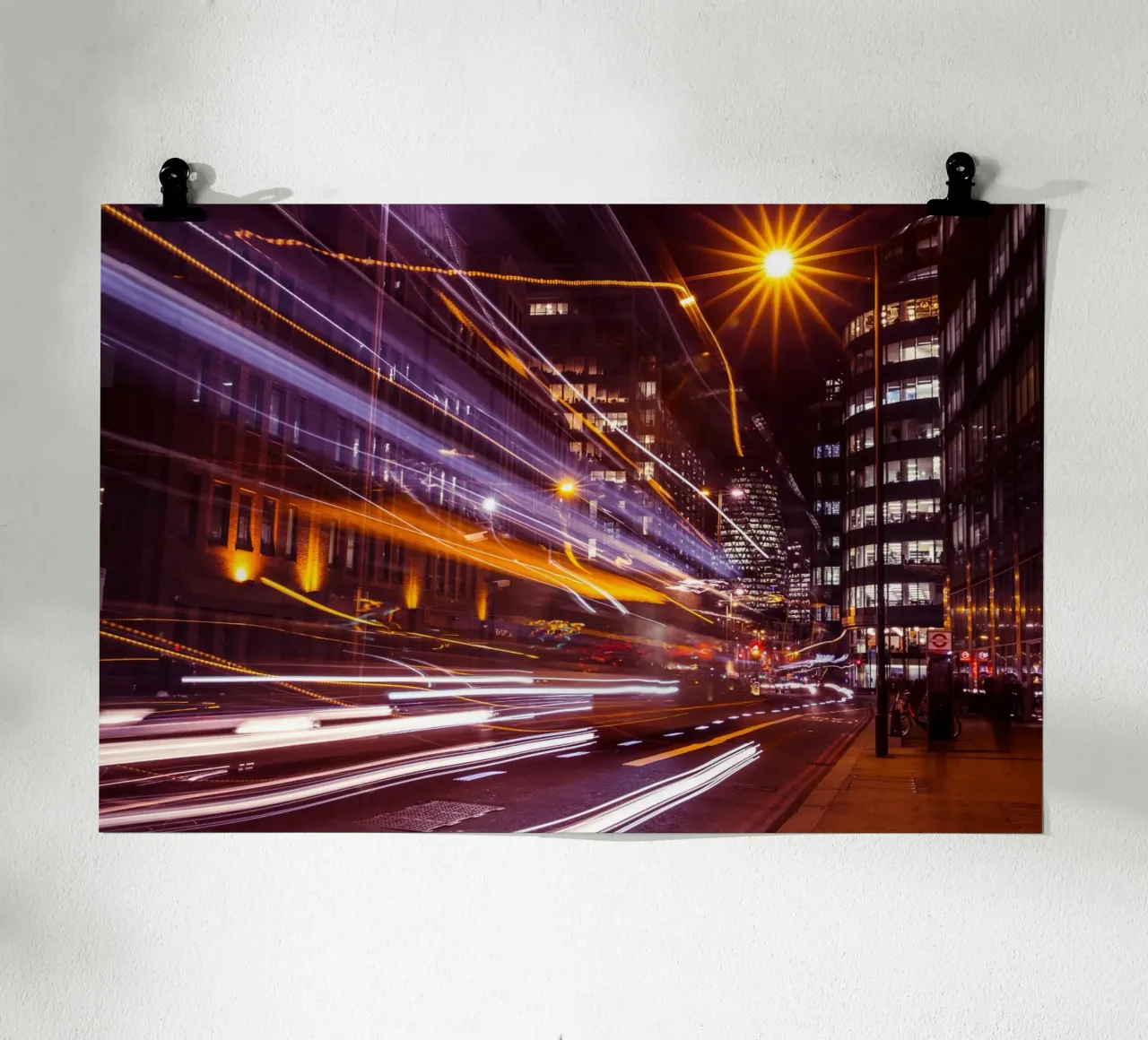 Corsa alla luce della città, Londra poster con telaio in legno da Wanderlust Vibes