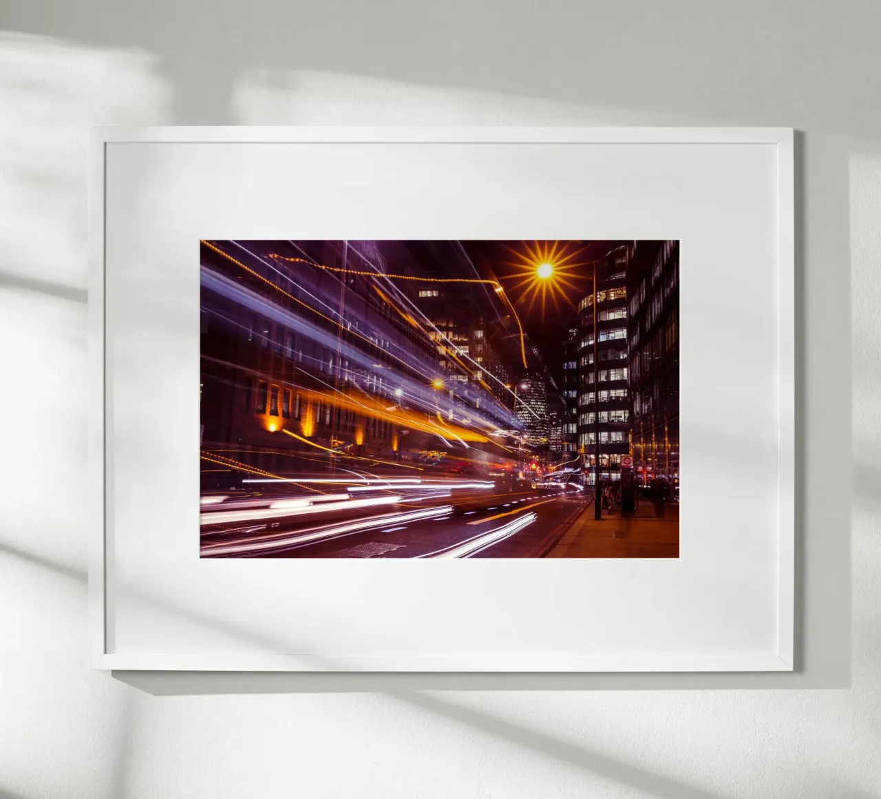 Corsa alla luce della città, Londra poster con telaio in legno da Wanderlust Vibes