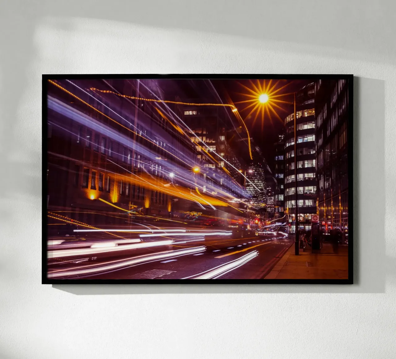 Corsa alla luce della città, Londra poster con telaio in legno da Wanderlust Vibes