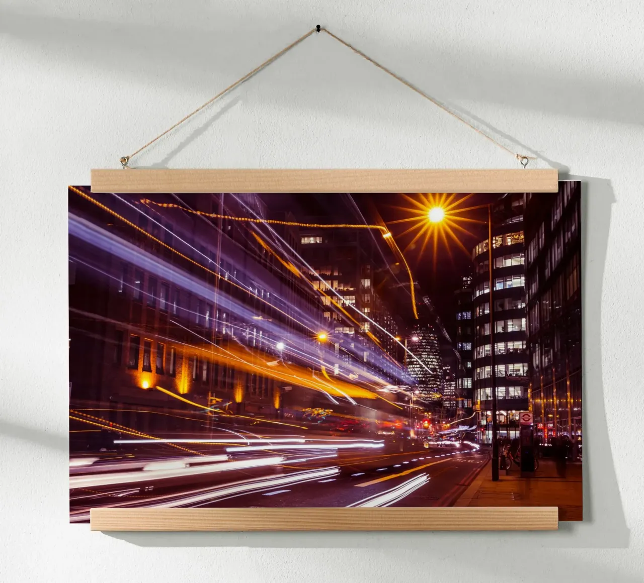 Corsa alla luce della città, Londra poster con telaio in legno da Wanderlust Vibes
